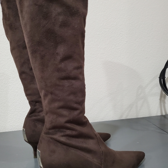 DONALD PLINER CHOCOLATE SUEDE LEATHER BOOTS. 6.5 - Picture 15 of 16